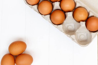 taze veya ham kahverengi yumurta beyaz ahşap zemin, üstten görünüm, fl