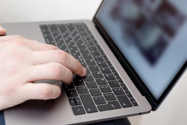 adam ofis çalışanı klavye, iş teknolojisi ve ed yazarak