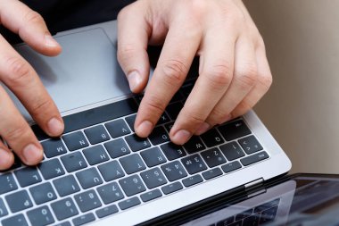 adam ofis çalışanı klavye, iş teknolojisi ve ed yazarak
