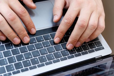 adam ofis çalışanı klavye, iş teknolojisi ve ed yazarak