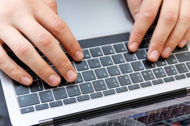 adam ofis çalışanı klavye, iş teknolojisi ve ed yazarak