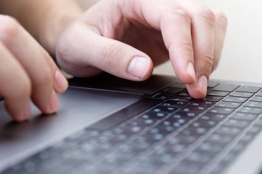 adam ofis çalışanı klavye, iş teknolojisi ve ed yazarak
