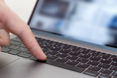 adam ofis çalışanı klavye, iş teknolojisi ve ed yazarak