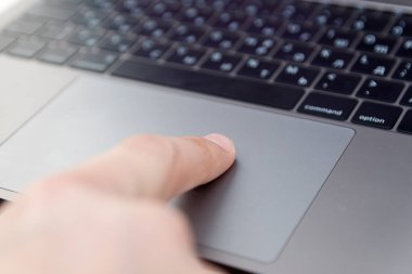 adam ofis çalışanı klavye, iş teknolojisi ve ed yazarak