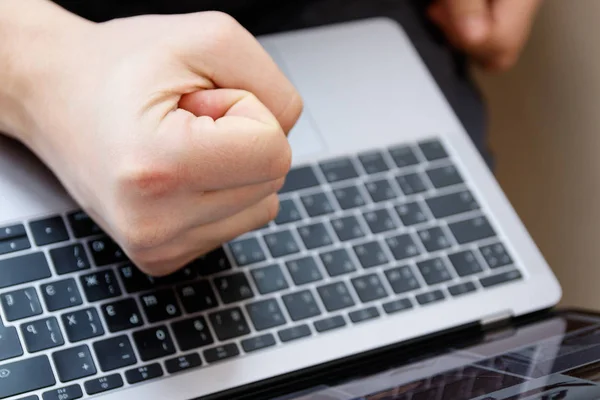 Trabalhador Escritório Homem Está Digitando Teclado Tecnologia Empresarial Conceito Educação — Fotografia de Stock