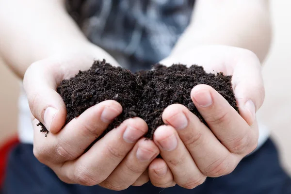 Hombre agricultor sosteniendo tierra. Día de la Tierra y concepto de ecología — Foto de Stock