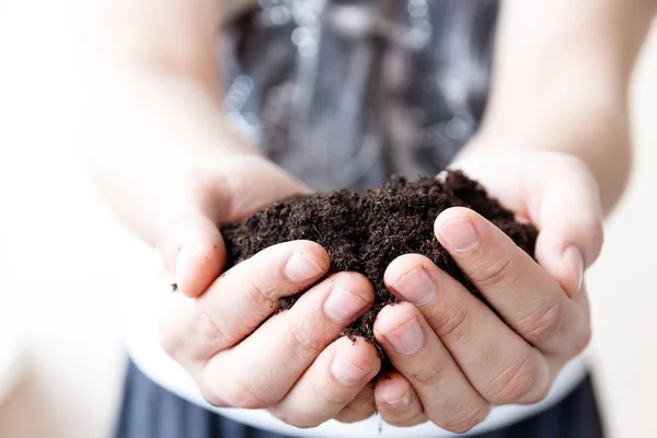 Hombre agricultor sosteniendo tierra. Día de la Tierra y concepto de ecología — Foto de Stock