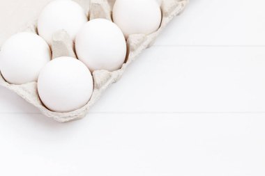 Beyaz ahşap zemin üzerinde beyaz tavuk yumurta