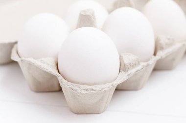 Beyaz ahşap zemin üzerinde beyaz tavuk yumurta