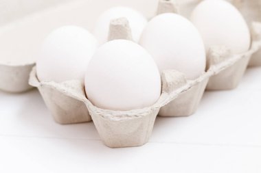 Beyaz ahşap zemin üzerinde beyaz tavuk yumurta