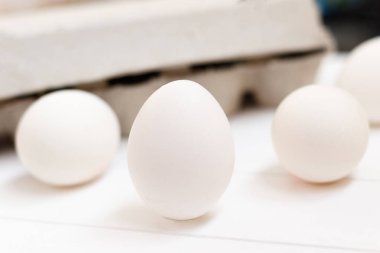 Beyaz ahşap zemin üzerinde beyaz tavuk yumurta