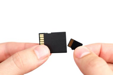 Beyaz adam izole elinde küçük Flash kart