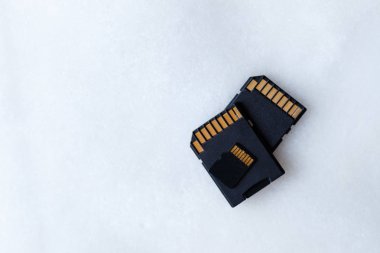 çeşitli boyutlarda beyaz bir arka plan üzerinde Sd kartları