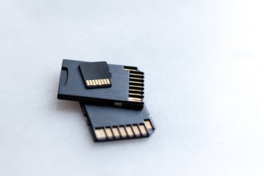 çeşitli boyutlarda beyaz bir arka plan üzerinde Sd kartları