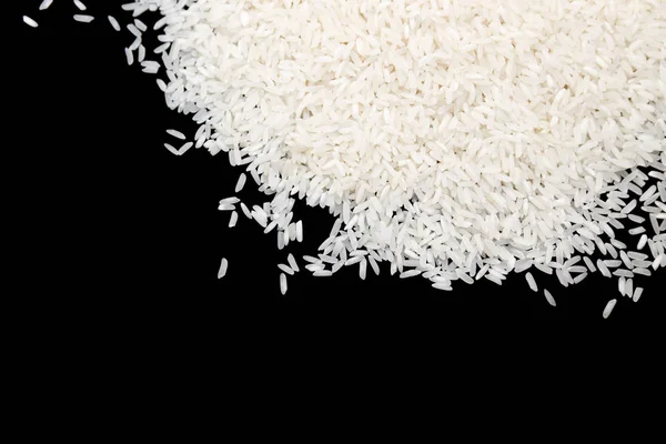 Siyah arka plan üzerine izole çiğ beyaz pirinç. gıda kavramı