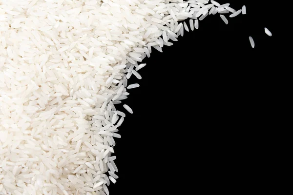 생 쌀된 흰 쌀 검은 배경에 고립입니다. 음식 개념 — 스톡 사진