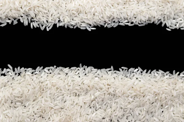 흰 쌀은 검은 바탕에 흩어져. 당신의 테에 대 한 공간을 복사 — 스톡 사진