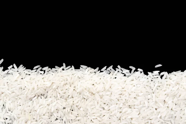 Weißer Reis auf schwarzem Hintergrund verstreut. Kopierraum für Ihr Gerät — Stockfoto