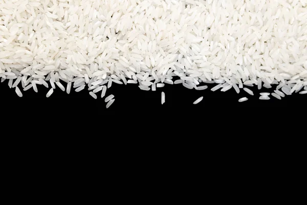 Weißer Reis auf schwarzem Hintergrund verstreut. Kopierraum für Ihr Gerät — Stockfoto