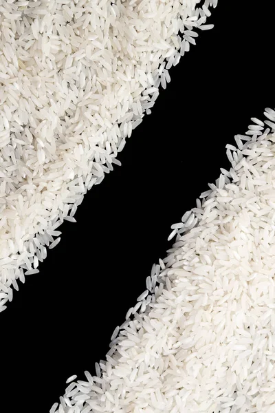 검은 배경에 흰 uncocked 쌀 흩어져. 공간을 복사 fo — 스톡 사진