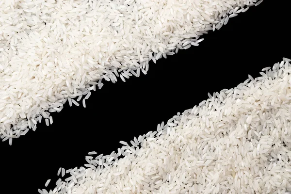 검은 배경에 흰 uncocked 쌀 흩어져. 공간을 복사 fo — 스톡 사진