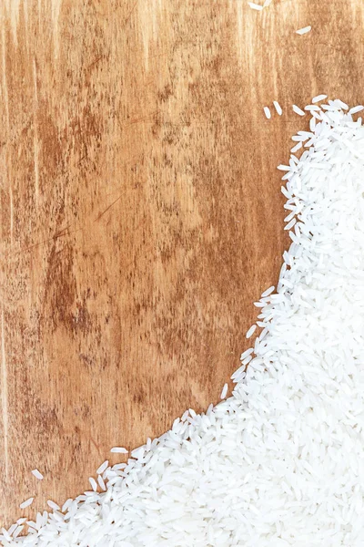 흰 쌀의 나무 질감에 흩어져 — 스톡 사진