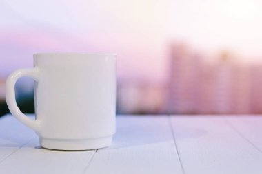 sabah beyaz tahta masada kahve beyaz fincan. güneş ışığı ile