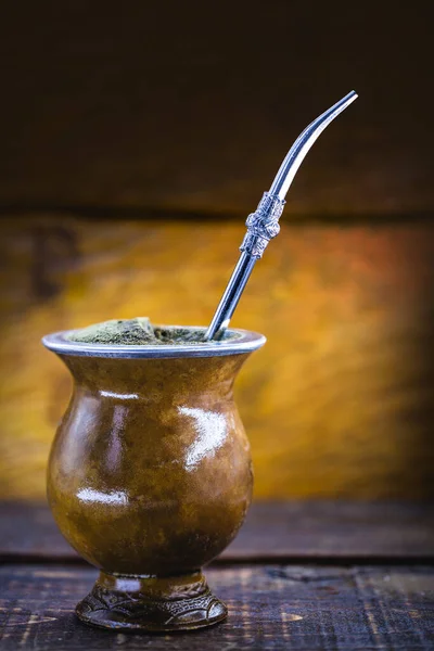 Una bebida típica brasileña, o chimarrjalá, o mate, es una bebida característica de la cultura sudamericana del sur. Consta de una calabaza, una bomba, un mate de tierra y agua hirviendo. Tradición Sudamericana . — Foto de Stock
