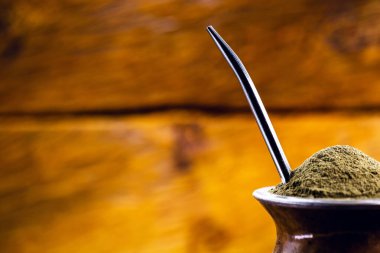 Gaucho yerba mate tea, the chimarão, tipik Brezilya içeceği, geleneksel olarak bir cuiade bombilla sopa kabağında ahşap arka planda. Rio Grande do Sul, Gauchos 'un en sevdiği içecek..