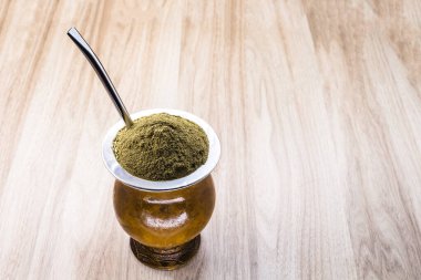 Chimarrão, Güney Amerika 'da Cingangue, guarani, Aimará ve quechua yerli kültürleri tarafından miras bırakılan bir içkidir. Rio Grande 'nin tipik bir içkisi.