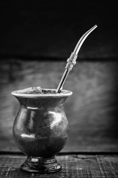 Типовий бразильський напій, о чімаран, або мат, є персонажем, чорно-білою фотографією, напій у чорно-білому кольорі. Південно - американська традиція. — стокове фото