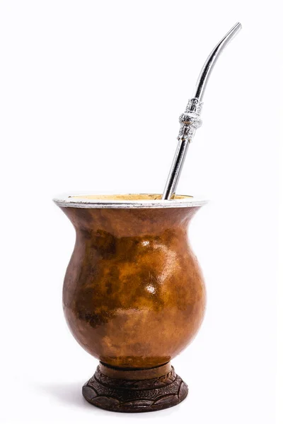 Xícara de mate, chamado chimarrão, da América do Sul. Fundo isolado branco, utensílio para erva mate, tigela brasileira para mate. Bebida típica do Brasil, Argentina, Uruguai e paraguai . — Fotografia de Stock