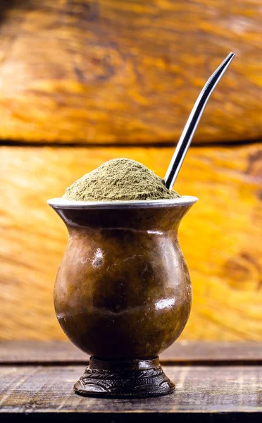 Yerba mate thee in houten kom op houten tafel. Traditionele drank uit Brazilië, Argentinië, Paraguay en Zuid-Amerika. — Stockfoto