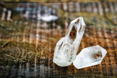 Değerli taşların kristal mineralleri. Rahatlamak için mücevherler, temiz kuvars kristali yakın çekim. Kristal Ayin için Sihirli Taş, Büyücülük, Gevşetici Kristal, mistik kuvars.