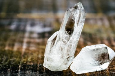 Makro mineral taş elmaslar, siyah arka planda kaya kristali yakın plan, şeffaf kuvars.