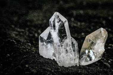 Makro mineral taş elmaslar, siyah arka planda kaya kristali yakın plan, şeffaf kuvars.