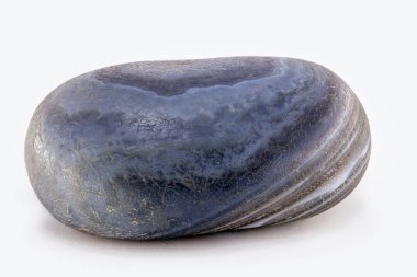 Beyaz Çizgili Gri Arkaplan 'daki Taş Cairn, Beş Taş Kule, Basit Denge Taşları, Sadelik Uyum ve Denge, Zen Kaya Heykelleri. Metin için beyaz arkaplan ve boşluk.