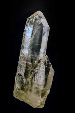 Kuvars dünyadaki en bol ikinci mineraldir. Her oksijenin iki tetrahedrona bölündüğü silis tetrahedronlardan oluşan trigonal kristal bir yapısı var..