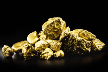 Çiğ altın külçeleri, dünyanın en pahalı mücevheri. Madencilik ve mineral çıkarma kavramı.