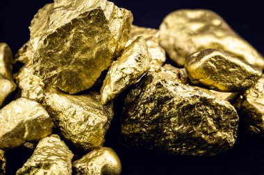 Çiğ altın külçeleri, dünyanın en pahalı mücevheri. Madencilik ve mineral çıkarma kavramı.