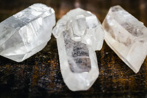 O quartzo transparente ou cristal de rocha é o segundo mineral mais abundante na terra. Possui uma estrutura cristalina trigonal composta por tetraedros de sílica. Minério Triturado. Padrão esotérico e zen — Fotografia de Stock