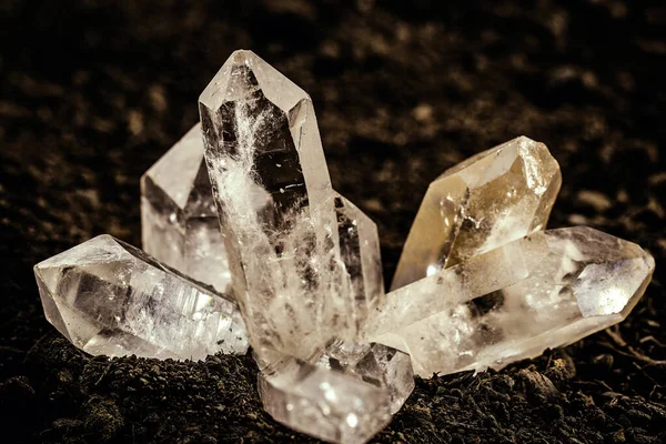 Kristallset aus reinem Quarz, seltener Kristall mit mystischen Eigenschaften. — Stockfoto