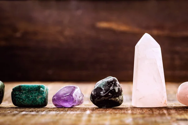 Colección de piedras preciosas místicas. Coloridas piedras Zen con propiedades curativas . —  Fotos de Stock