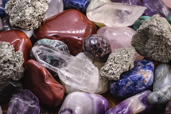 Mistik değerli taşlar koleksiyonu. İyileştirici özelliği olan renkli Zen taşları. — Stok fotoğraf