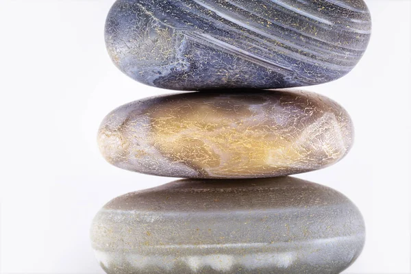 Többszörös díszítő vulkanikus kövek. Zen kövek halom. Spa kövek kezelési koncepció. Egy halom Zen kő. Fehér háttér és hely a szövegnek. — Stock Fotó