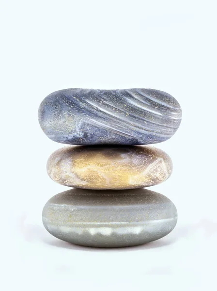 Apiladas rocas volcánicas ornamentales. Piedras Zen pila. Piedras Spa concepto de tratamiento. Piedras ZEN apiladas. Fondo blanco y espacio para texto . — Foto de Stock