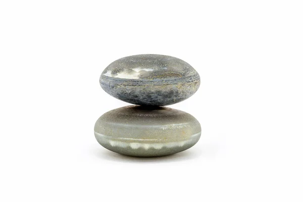 하얀 배경에 고립된 돌들, 마사지와 젠 생활 양식을 위한 돌들이 쌓여 있습니다. 균형을 이루고 있는 신비의 돌. — 스톡 사진