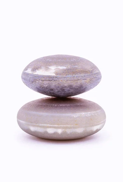 Steinhaufen isoliert auf weißem Hintergrund, Steine für Massage und Zen-Lifestyle. Mystische Steine im Gleichgewicht. — Stockfoto