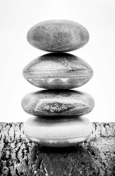 Pyramide der Steine, schwarz und weiß. Zen Stone, Meditationskonzept, Zen Lifestyle. — Stockfoto
