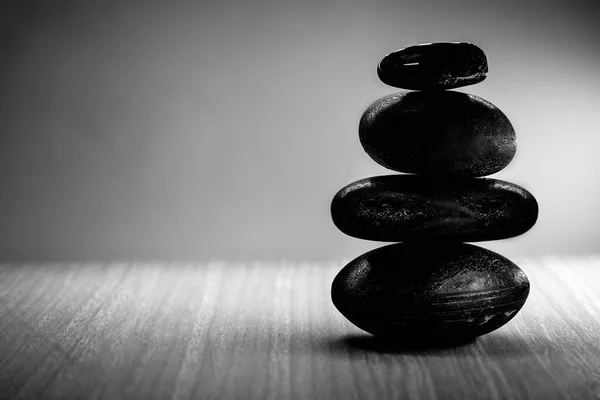 石、黒と白のピラミッド。禅の石、瞑想の概念、禅の生活. — ストック写真
